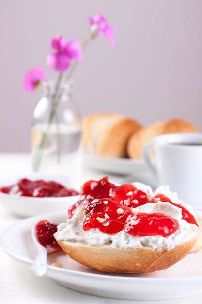 Gustosa colazione con pane e marmellata