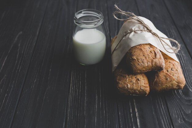 Free photo tasty buns near dairy