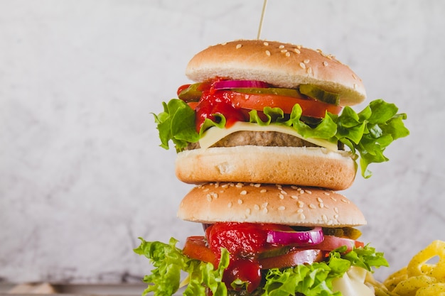 Foto gratuita hamburger saporiti con lattuga, formaggio e pomodoro