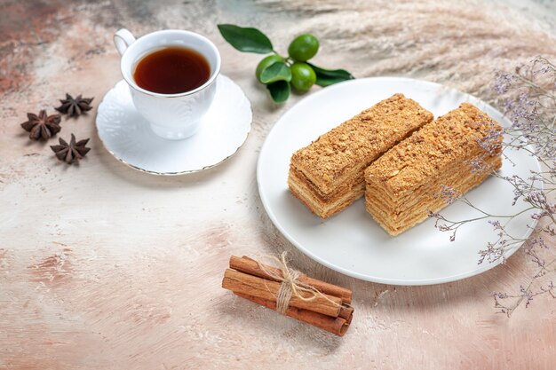 灰色のお茶とおいしいケーキのスライス