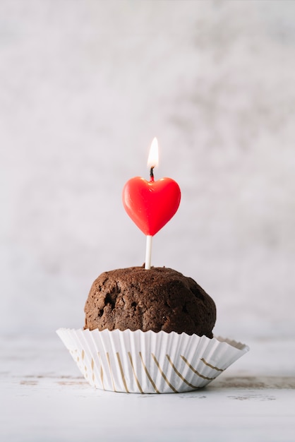 Foto gratuita gustosa torta con candela accesa sulla bacchetta