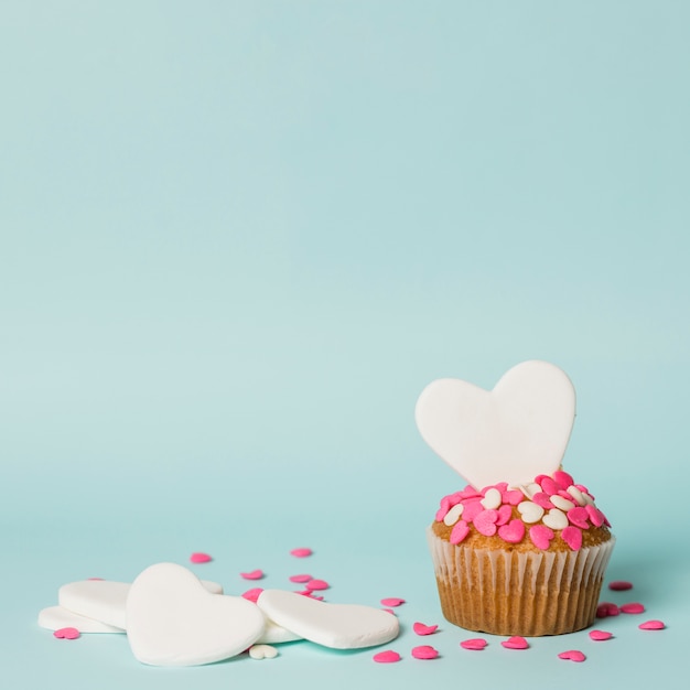 Free photo tasty cake with decorative hearts