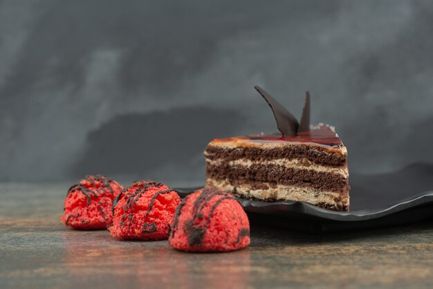 대리석 표면에 빨간 사탕과 맛있는 케이크.