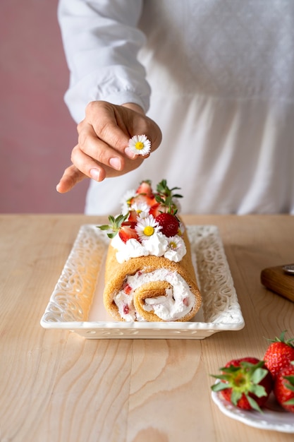 테이블 높은 각도에 딸기와 맛있는 케이크