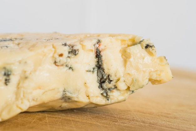 Бесплатное фото Вкусный сыр на деревянной доске