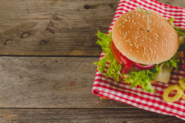 Free photo tasty cheeseburger with onion rings