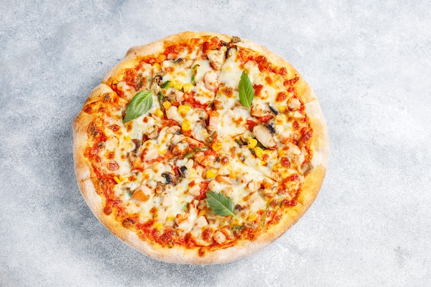 Free photo tasty chicken pizza with mushrooms and spices