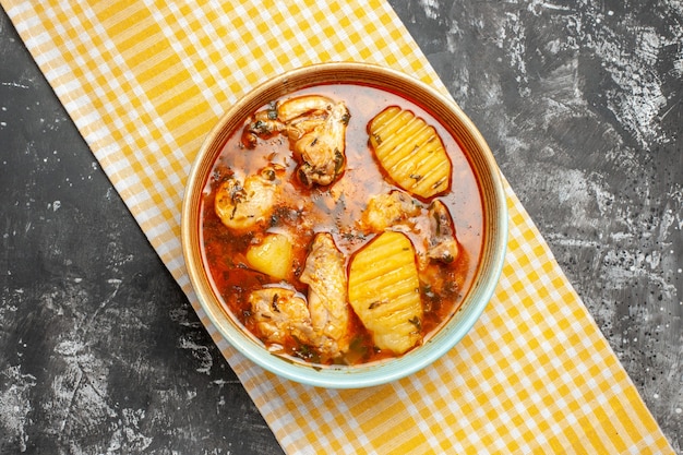 Foto gratuita gustosa zuppa di pollo con patate