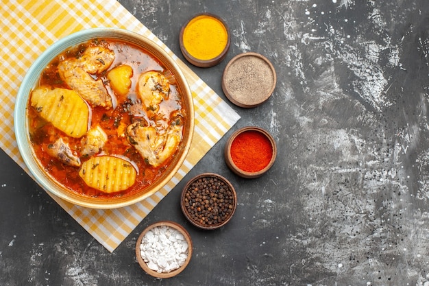 Foto gratuita gustosa zuppa di pollo con patate