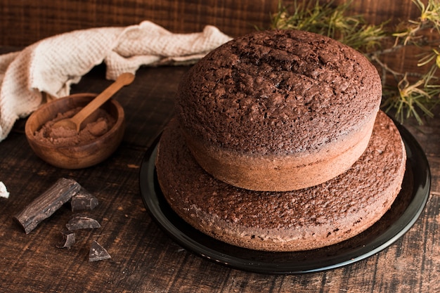 Foto gratuita gustosa composizione di cioccolato e torta