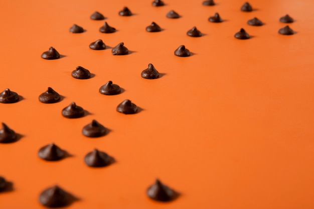 Foto gratuita disposizione delle scaglie di cioccolato gustose ad alto angolo