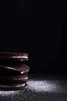 黒​の​背景​に​おいしい​チョコレート​クッキー