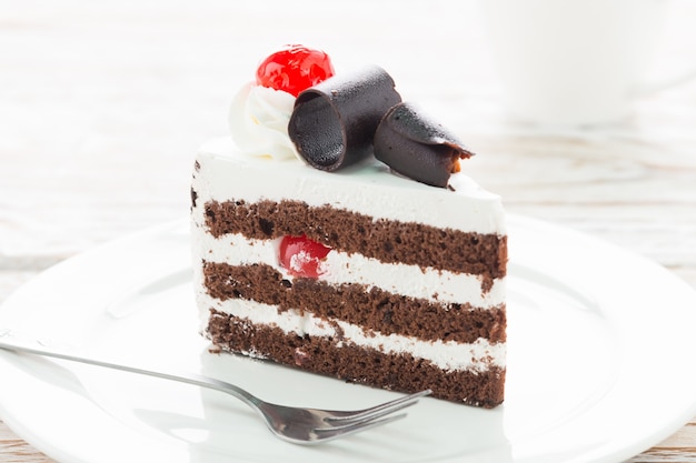 Free photo tasty chocolate and cream cake