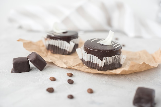 おいしいチョコレートケーキと羊皮紙紙の上のコーヒー豆