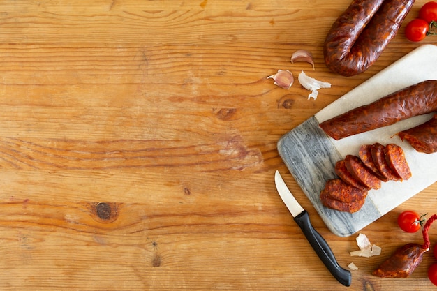 Foto gratuita disposizione affettata gustosa salsiccia chorizo