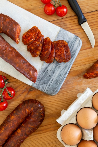 Foto gratuita disposizione affettata gustosa salsiccia chorizo