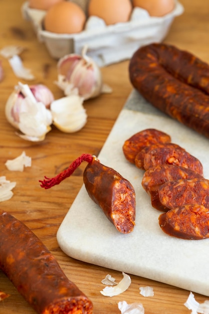 Free photo tasty chorizo sausage sliced arrangement