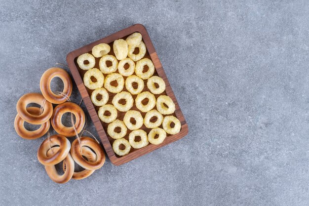 Tasty circle crackers on wooden platek