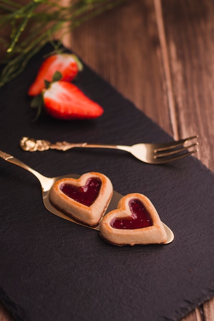 Foto gratuita gustosi biscotti con marmellata