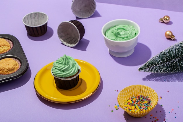 Foto gratuita disposizione gustosa cupcakes su sfondo viola