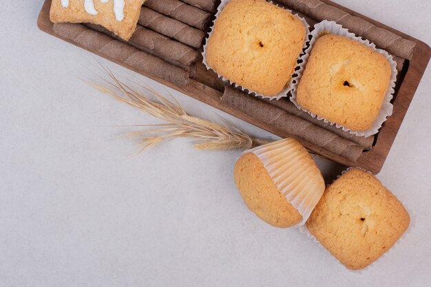 흰색 표면에 맛있는 컵 케이크