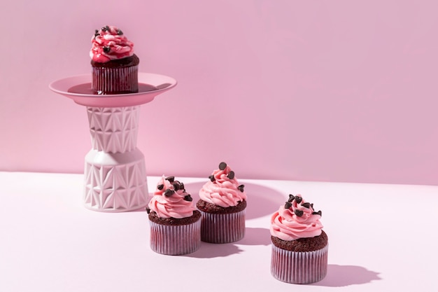 Foto gratuita gustosi cupcakes con gocce di cioccolato