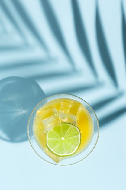 Бесплатное фото Вкусный коктейль дайкири с лаймом и льдом