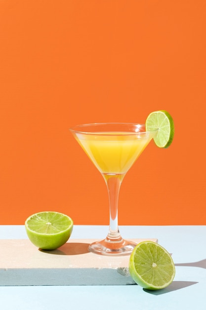 Free photo tasty daiquiri cocktail with lime slice