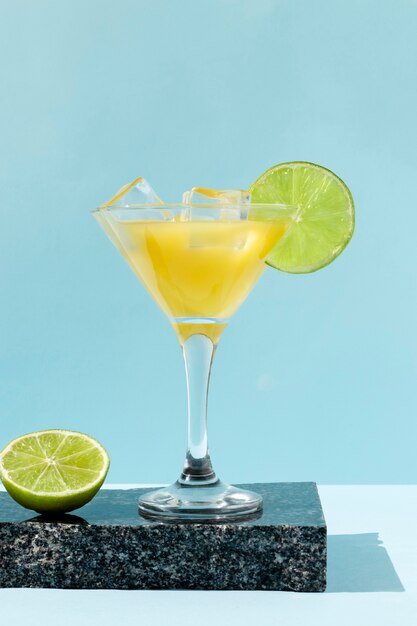味の良いライム付きのダイキリ飲み物