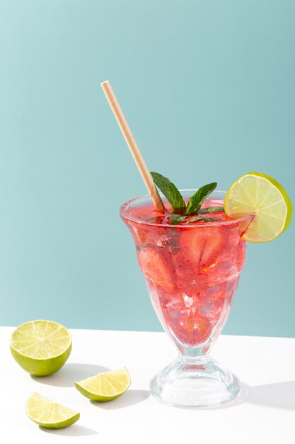 Free photo tasty daiquiri with lime slice and mint