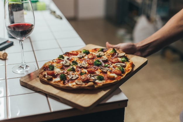 Gustosa e deliziosa pizza fatta in casa integrale biologica e naturale con verdure e formaggio per cene romantiche con vino