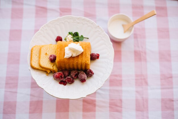 Foto gratuita dessert gustoso sul panno a scacchi