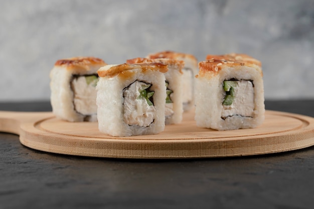 Бесплатное фото Вкусные суши-роллы дракон с угрем на деревянной доске
