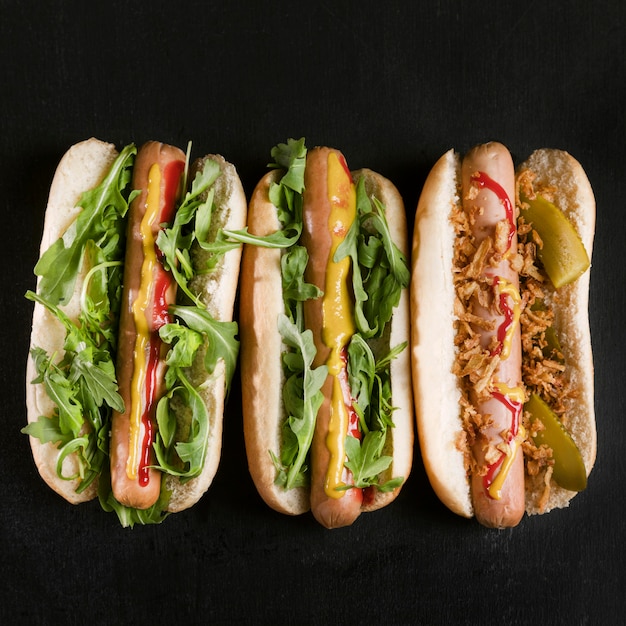 Foto gratuita vista dall'alto di gustosi hot dog fast food