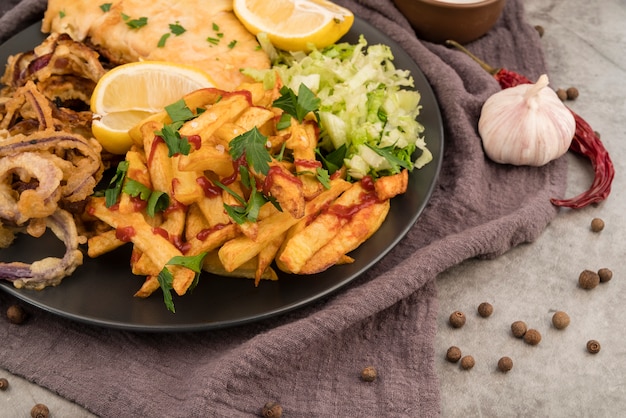 Foto gratuita insalata e carne saporite delle patate fritte