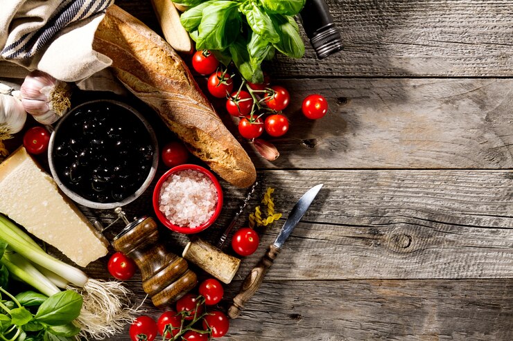 Бесплатный Фотография вкусные свежие аппетитные итальянские ингредиенты для приготовления пищи на старом деревенском фоне.