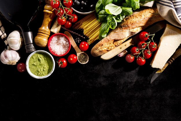 Вкусные свежие аппетитные итальянские пищевые ингредиенты на темном фоне. Готовы готовить. Главная итальянская концепция здорового питания. Тонизирующий.