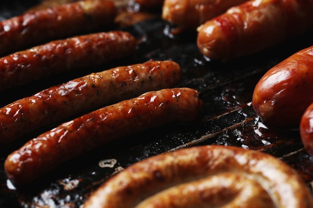 Foto gratuita gustose salsicce fritte. cucina tedesca tradizionale