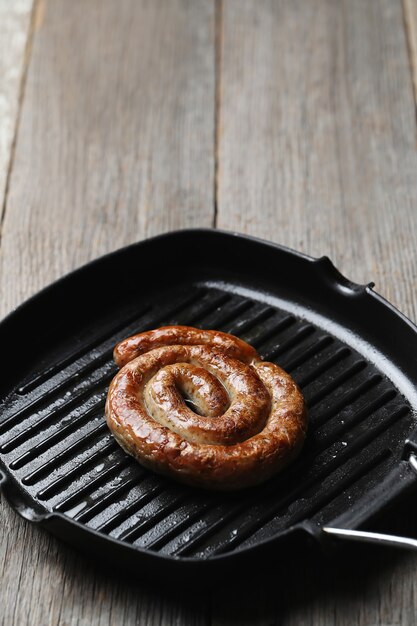 맛있는 튀긴 소시지. 전통적인 독일 음식