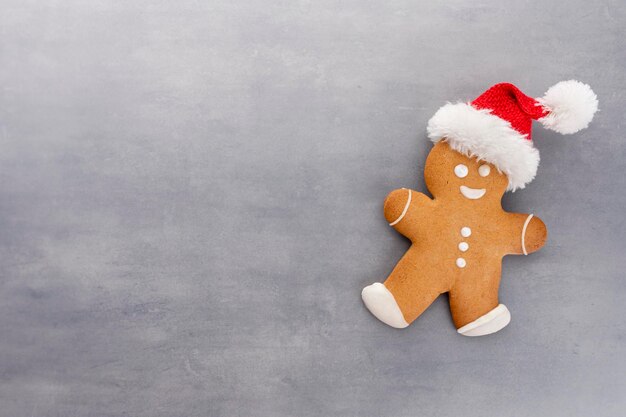 파스텔 배경의 맛있는 진저브레드 쿠키와 크리스마스 장식.