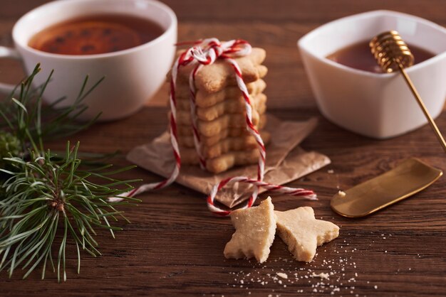 クリスマスの準備ができているおいしいジンジャーブレッドクッキー