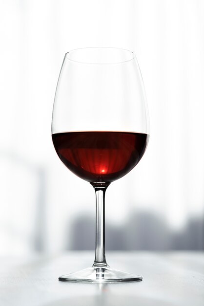 赤ワインのクローズアップのおいしいガラス