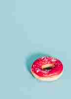 Free photo tasty glazed donut with sprinkles