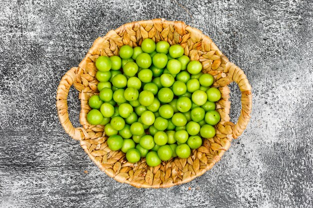 그런 지 표면, 평면도에 고리 버들 바구니에 맛있는 greengages.