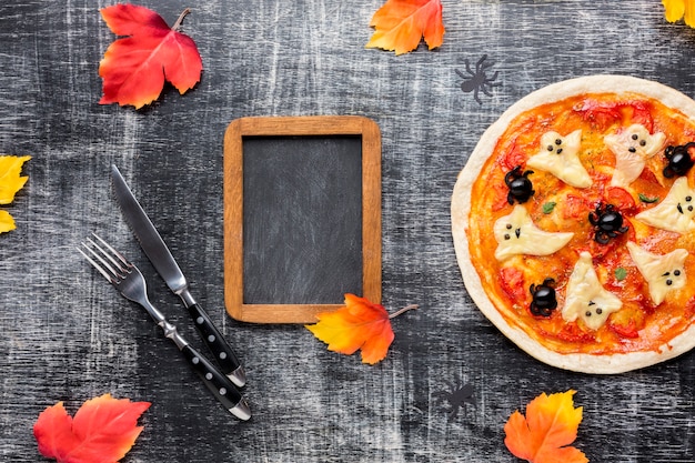 Foto gratuita gustosa pizza halloween con cornice mock-up