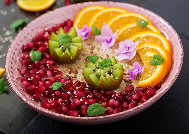 과일, 베리 및 아마 씨와 함께 맛있고 건강한 오트밀 죽. 건강한 아침 식사. 피트니스 음식. 적절한 영양 섭취.