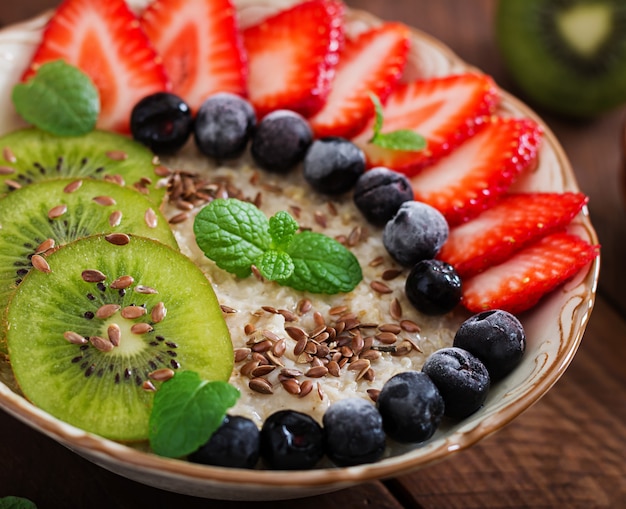 Foto gratuita porridge di farina d'avena gustoso e sano con frutta, bacche e semi di lino. colazione salutare. cibo fitness. nutrizione appropriata.