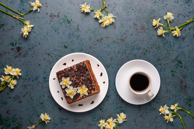 Free photo tasty homemade chocolate truffle cakes with coffee