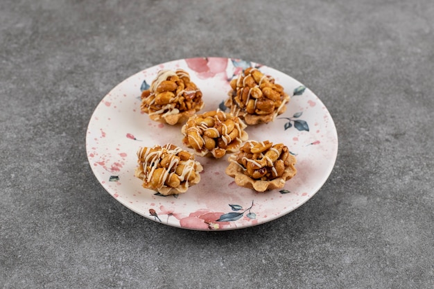 Foto gratuita gustosi biscotti fatti in casa. biscotti di arachidi freschi sul piatto.