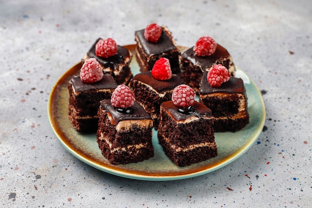 Gustose torte mini al cioccolato fatte in casa, vista dall'alto